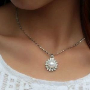 Faux Pearl Flower pendant Chain Necklace